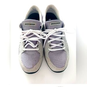Skechers sneakers, EUC. Size 9